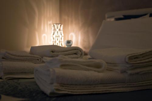 滨海波利尼亚诺Welcome Dimora的一堆白色毛巾堆在房间里