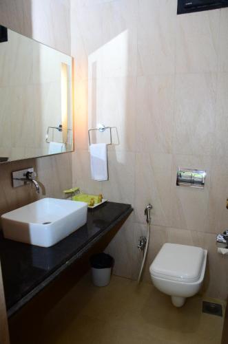 罗纳瓦拉顶层平台度假村的一间带水槽和卫生间的浴室