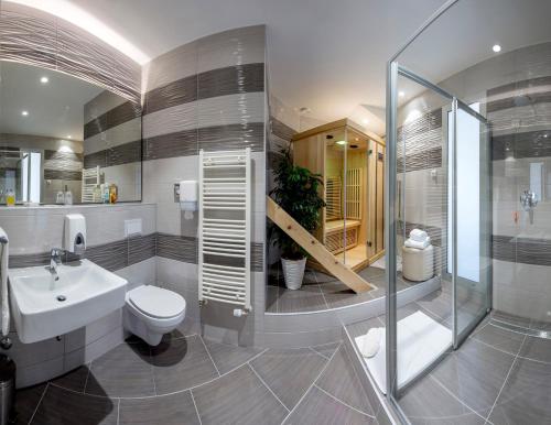 瓦拉日丁Hotel Varazdin的浴室配有卫生间、盥洗盆和淋浴。