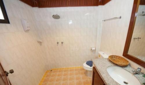 芭东海滩棕榈景度假酒店的带淋浴、卫生间和盥洗盆的浴室