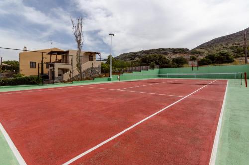 赫索尼索斯Ida villa的房屋前的网球场