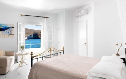 阿波罗尼亚Melian Boutique Hotel & Spa的白色的卧室设有床和窗户
