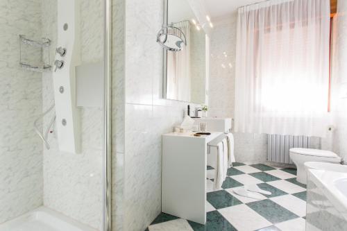 蒙特格罗托泰梅特姆德尔纳西奥尼酒店的带淋浴、盥洗盆和卫生间的浴室