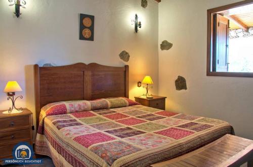 克鲁兹·德·特赫达Casa rural El Coronel的一间卧室设有一张大床和两个床头柜