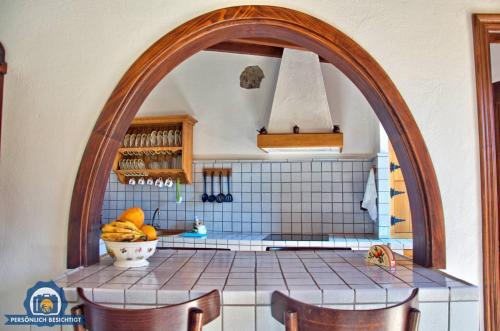 克鲁兹·德·特赫达Casa rural El Coronel的厨房里的拱门,有一碗水果