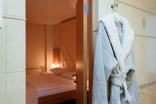 喀山MiniHotel Prazhsky Klub的浴室的毛巾挂在门上