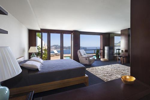 拉海瑞德拉Casa del Mediterráneo的一间卧室配有一张床,享有海景