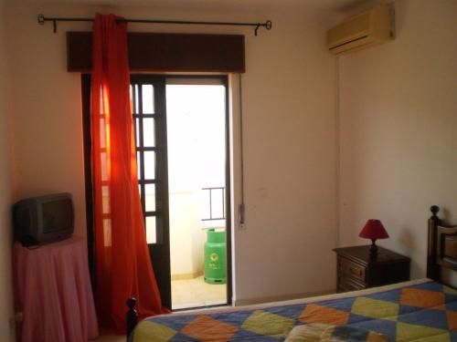 曼塔罗塔Lagar的一间卧室设有一张床和一个滑动玻璃门