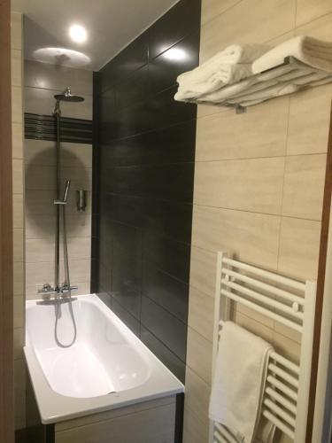 克洛斯穆提尼酒店的一间浴室