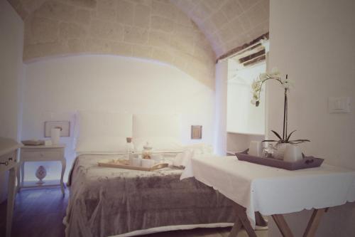 莫诺波利Puglia Loving Room的一间卧室配有一张大床和一张桌子