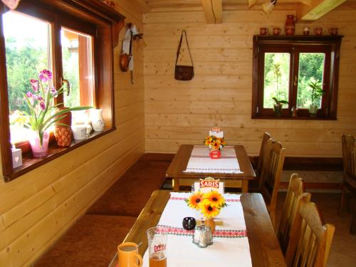 VarínRekreačná chata pod Jedľovinou的用餐室设有2张桌子和2个窗户