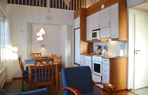 塔库沃里Pointin Vale Apartment Tahko的厨房以及带桌椅的用餐室。