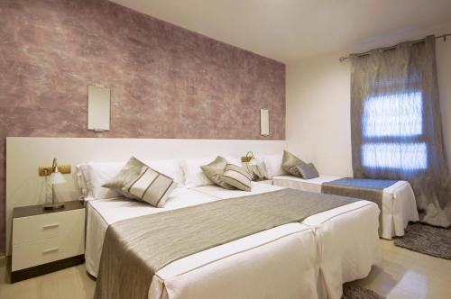 巴塞罗那Aparthotel Rambla108的一间卧室设有两张床和窗户。