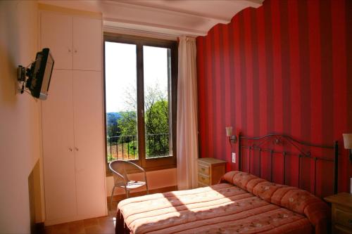 Buera拉芬特旅馆的一间卧室设有一张床和一个大窗户
