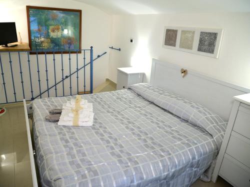 塔兰托Suite del Borgo的一间卧室配有一张带蓝色和白色棉被的床