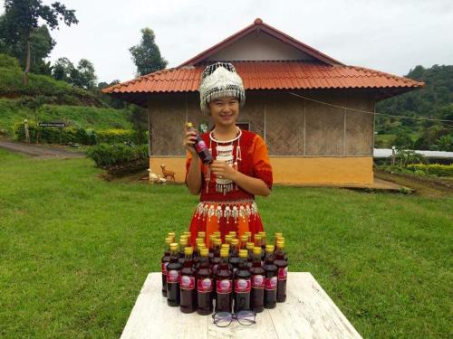 Pang Ung梦度假民宿的站在一束苏打水瓶旁的年轻女孩