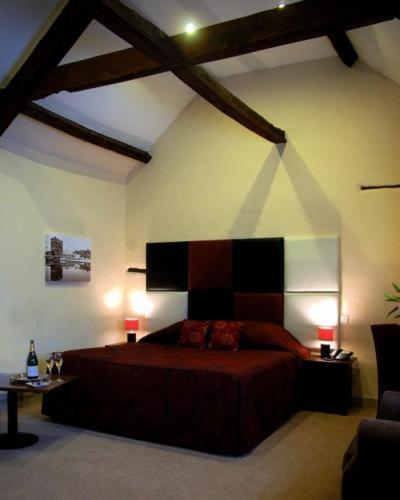 爱恩赫卡特赖特酒店的一间卧室配有一张大床和两盏灯。