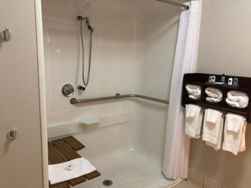 库克维尔库克维尔江山旅馆的浴室配有浴缸、淋浴和毛巾。