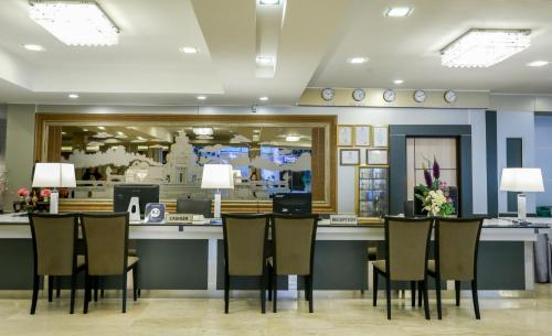 โรงแรมโคราช โฮเต็ล Korat Hotel - SHA Plus餐厅或其他用餐的地方