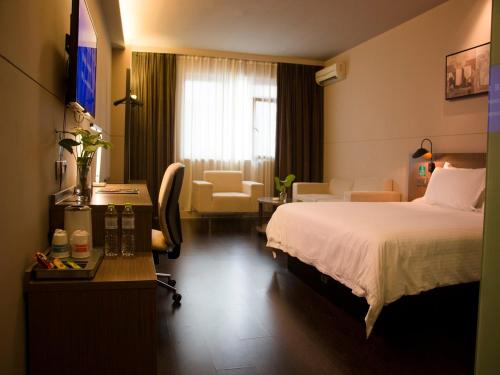南宁锦江之星南宁万象城地铁站酒店的配有一张床和一张书桌的酒店客房