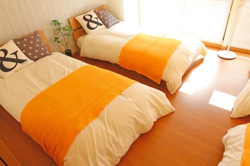 广岛广岛袋町千鸟公寓的配有2张床的木地板客房