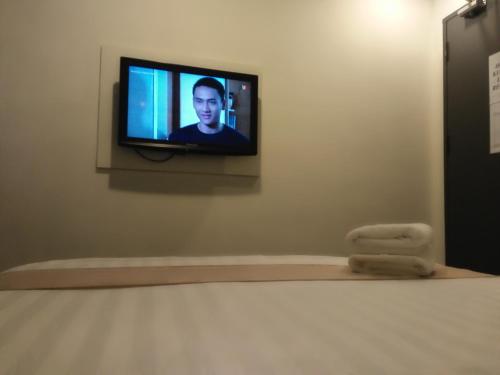 亚娄密特罗伊恩酒店的墙上的电视机