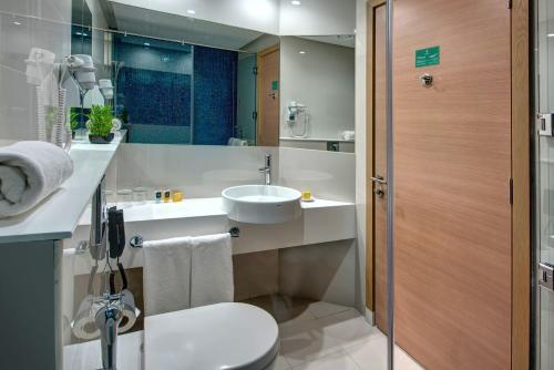 迪拜杜拜阿尔库利因布尔酒店的一间带水槽、卫生间和淋浴的浴室