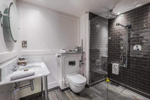 伦敦教练与马酒店的浴室配有卫生间、盥洗盆和淋浴。