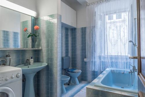 特雷斯塔尼克Apartment Matijas的浴室配有盥洗盆、卫生间和浴缸。