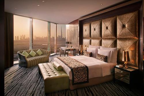迪拜The Meydan Hotel Dubai的一间卧室设有一张大床和一个大窗户