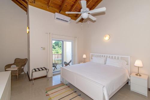 Luxury 2BR Home facing Beach w/Pool Montego Bay #5客房内的一张或多张床位