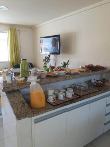 塞古罗港Guest House Paraiso Pataxos的厨房柜台上有很多食物