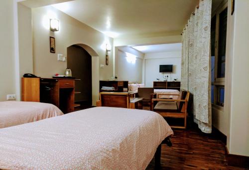 噶伦堡玉如德乐旅馆的酒店客房带两张床和一个客厅