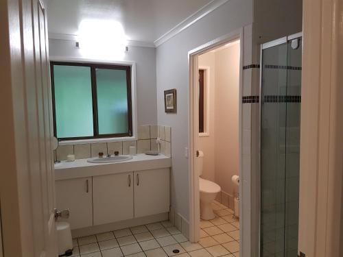 比尔瓦啤酒屋度假屋的一间带水槽和卫生间的浴室以及窗户。