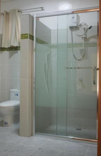 科隆大自然度假酒店的一间带卫生间的浴室内的玻璃淋浴间