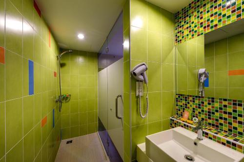 吉隆坡吉隆坡宜必思尚品弗拉斯尔商务园酒店的绿色浴室设有水槽和淋浴