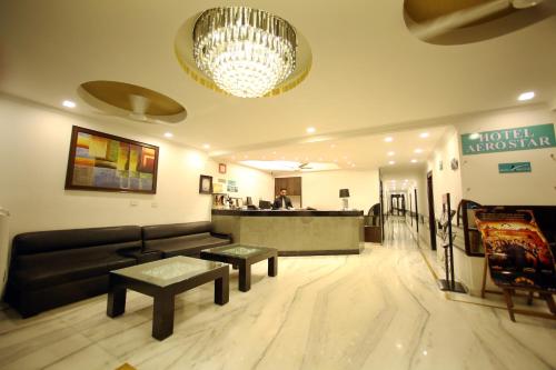 新德里Hotel Aero Star Near Delhi Airport的带沙发的酒店大堂和酒吧