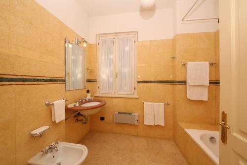 加尔多内-里维耶拉索非亚别墅酒店的浴室配有盥洗盆、卫生间和浴缸。