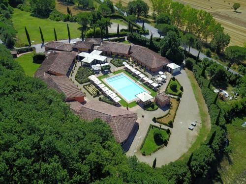 蒙特里久尼伊尔皮克洛城堡酒店的享有带游泳池的别墅的顶部景致