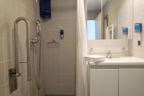 圣莫里斯佛朗西斯凯恩酒店的带淋浴和盥洗盆的浴室