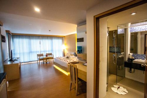 皮皮岛Phi Phi Harbour View Hotel-SHA Extra Plus的客房设有浴室和客厅。