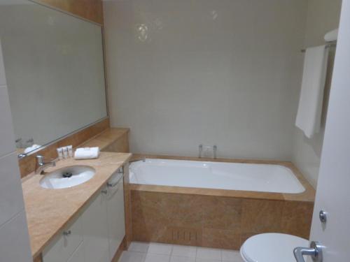 墨尔本码头西建筑私人一室公寓的带浴缸、盥洗盆和卫生间的浴室