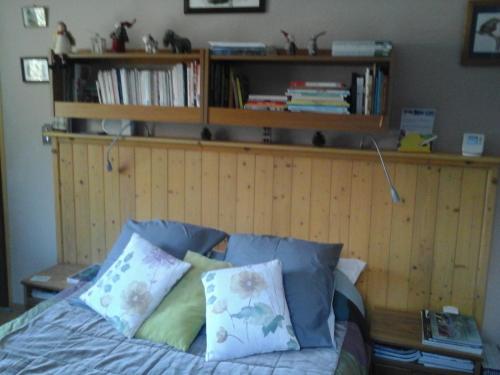 Saint-SigismondChambre d'Hôte ROMARICA的一间卧室配有一张带木制床头板的床