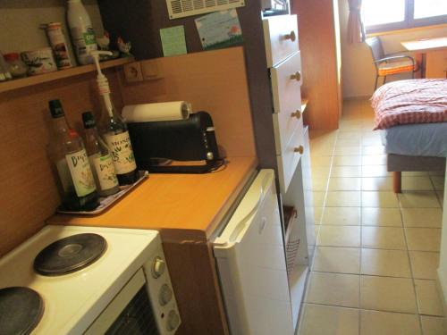 Saint-SigismondChambre d'Hôte ROMARICA的厨房配有带瓶装葡萄酒的吧台