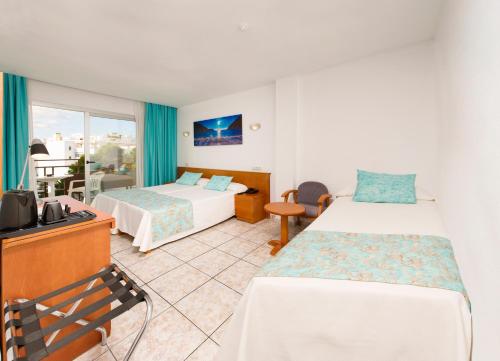 圣安东尼奥热带酒店的酒店客房设有两张床和一个阳台。