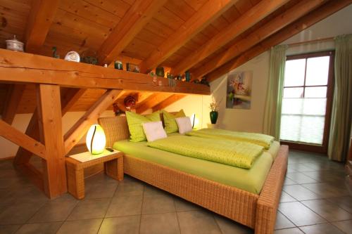 加尔米施-帕滕基兴Apartment Leonie的一间带一张床的卧室,位于带木制天花板的房间内