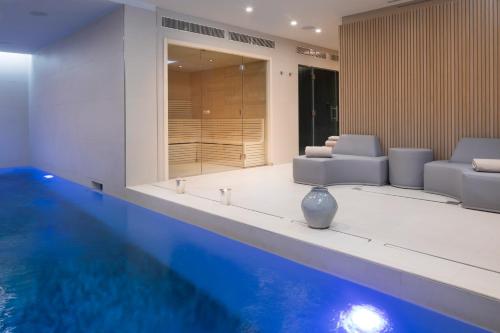 巴黎麦森博瑞固特酒店的一座带游泳池和客厅的房子
