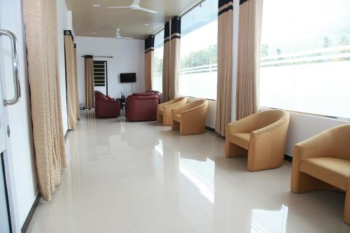 马特莱Ama Residence的一间医院间,配有椅子和候诊室
