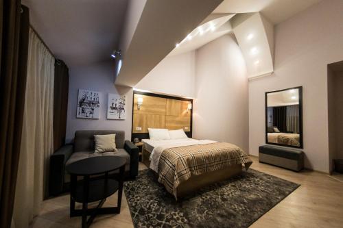 基希讷乌Mon Ami Villa的一间卧室配有一张床、一张桌子和一张沙发