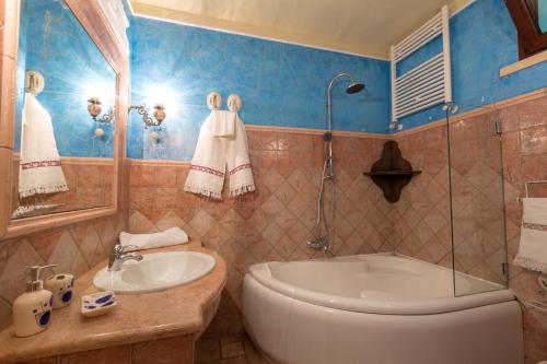 卡斯特里尼亚诺德尔卡波villa lusso tiziana的带浴缸和盥洗盆的浴室